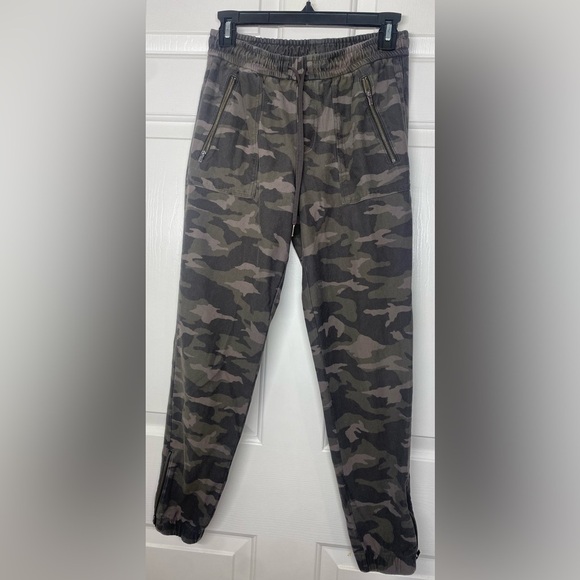 Athleta Farallon Jogger Pant Women's Size 2 Zip Ankle & Pocket Camo Camouflage - Picture 1 of 5